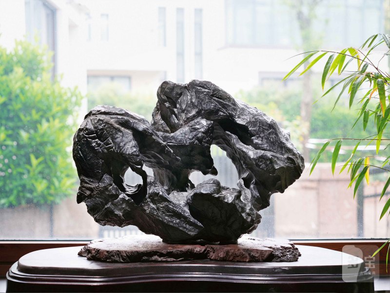 “墨玉团云” 灵璧石清供